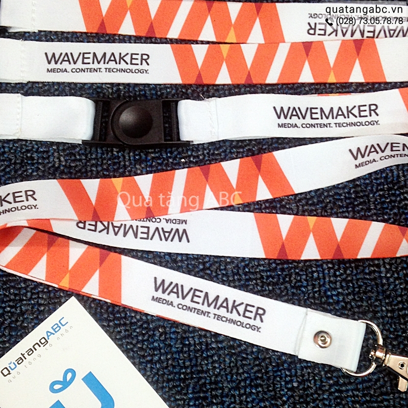 Dây đeo thẻ của công ty truyền thông Wavemaker được in tại INLOGO
